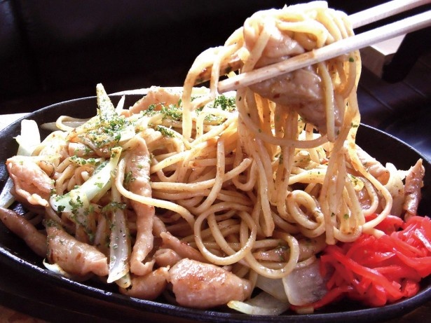 米粉を配合したモチモチの麺と醤油ダレ、豚ホルモンが特徴/とり丸亭の「旭川しょうゆ焼きそば（ホルモンしょうゆ焼きそば）」