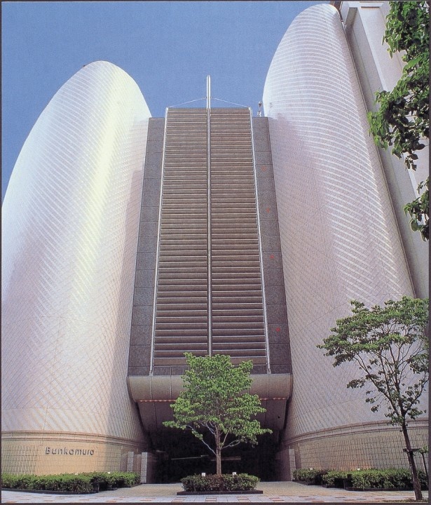 【写真を見る】2014年に開業25周年を迎えたBunkamura。年間280万人もの人が訪れる場所！