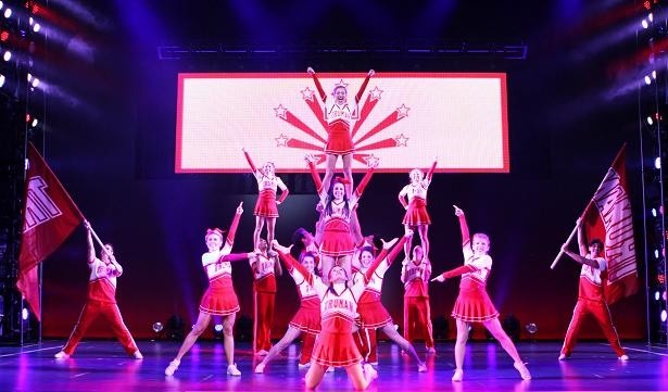 キャストの半分が本物のチアリーダーなだけあってとてつもない迫力！