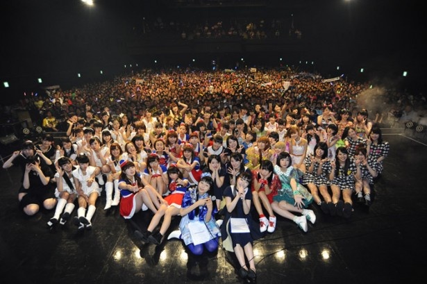 【写真を見る】総勢80組以上のアイドルが出演！