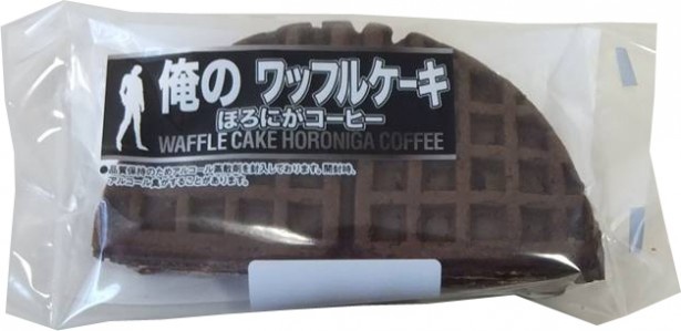 ココアを練りこんだワッフル生地とココアスポンジ生地の間にほろにがコーヒークリームを挟んだ「俺の　ワッフルケーキほろにがコーヒー」