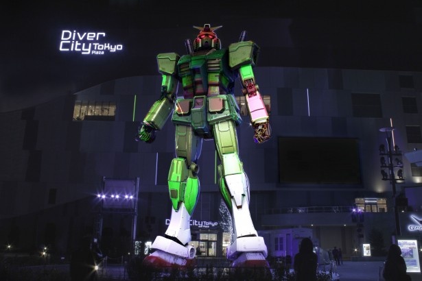 目が赤く光り、緑色に包まれるガンダム