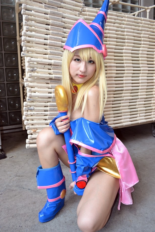「遊☆戯☆王」のブラック・マジシャン・ガールに扮するれいさん