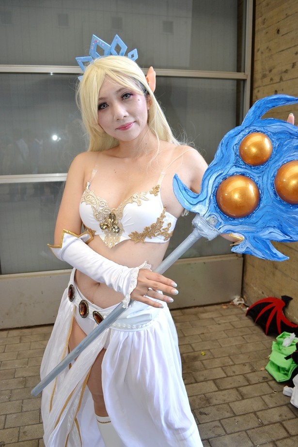 「League of Legends」のキャラクターに扮する織部さん