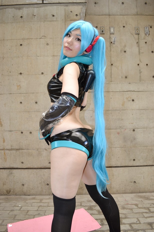 初音ミクに扮する奏凛さん