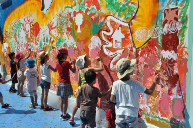 子どもと描く大壁画ライブペインティング　制作風景