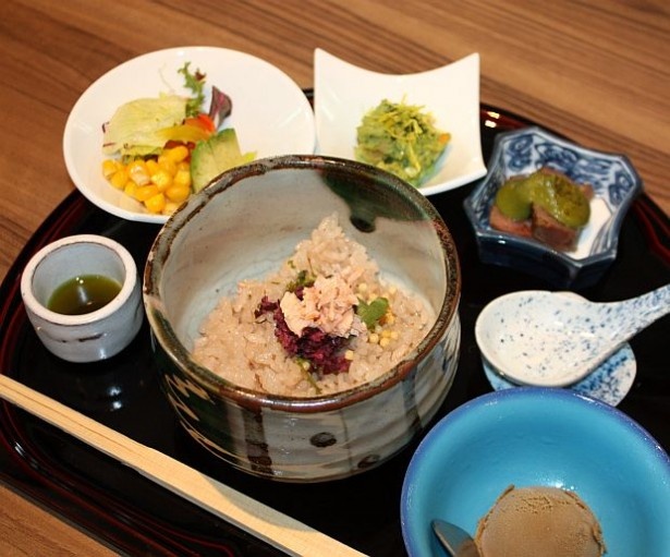 【写真を見る】お茶料理の特別御膳を試食した