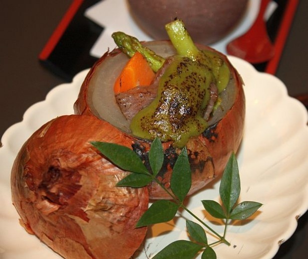 抹茶の味噌をソースにしたステーキ料理「山形和牛サーロインと野菜の玉葱釜焼き」