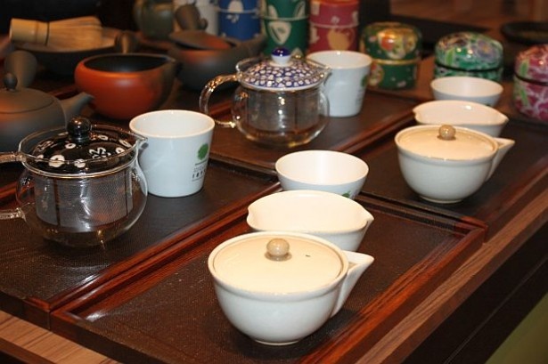 約50種並ぶ「湯飲み茶わんの壁」からお気に入りのお茶をセレクト！