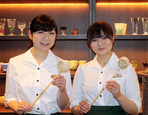 お茶を入れる専属スタッフ“茶バリエ”が入れたお茶を楽しもう！