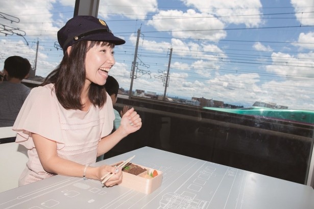 【写真を見る】新幹線とニューシャトルが目の高さで走る休憩所でランチ。豊岡さんも大はしゃぎ！
