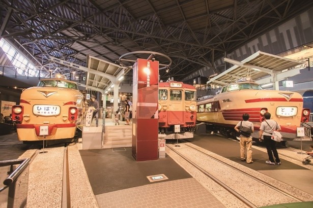 クリームと朱色の、国鉄カラーの特急電車「とき」など、なつかしの列車も展示