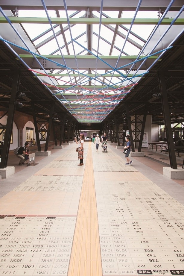 駅から続く通路には、東北新幹線の時刻表が。天井はダイヤを表現している