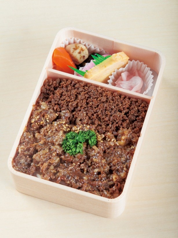 売店の駅弁は昼過ぎには品薄に。朝一で買おう！写真は米沢名物、牛肉どまん中(1150円)