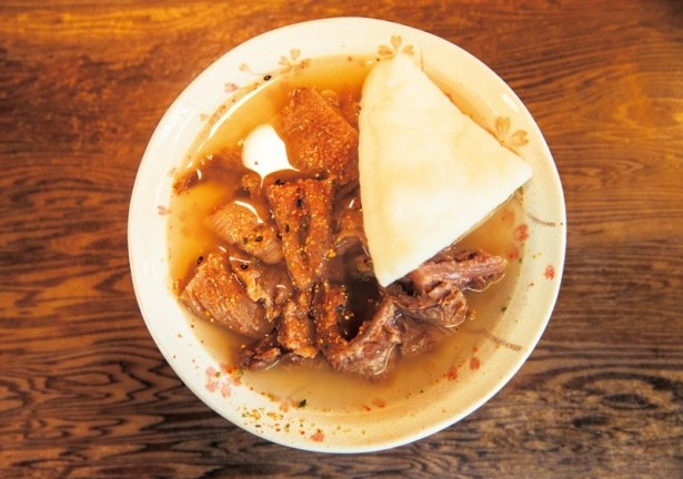 注文を受けてから鍋に入れる牛すじ(240円)/丸健水産