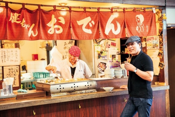 カウンターでおでんをつまみながら店主との話が弾む/丸健水産