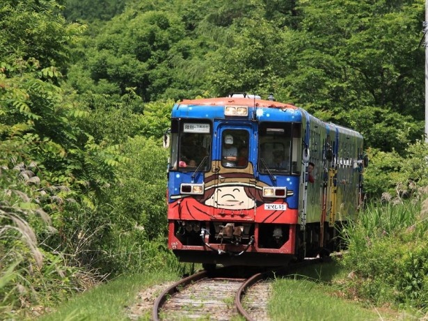 十勝の陸別町にある道の駅「オーロラタウン93りくべつ」。本物のディーゼル機関車を運転できるという鉄道ファン垂涎の体験がで きる