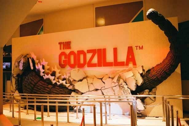 【写真を見る】エントランスではゴジラの巨大な尻尾がお出迎え