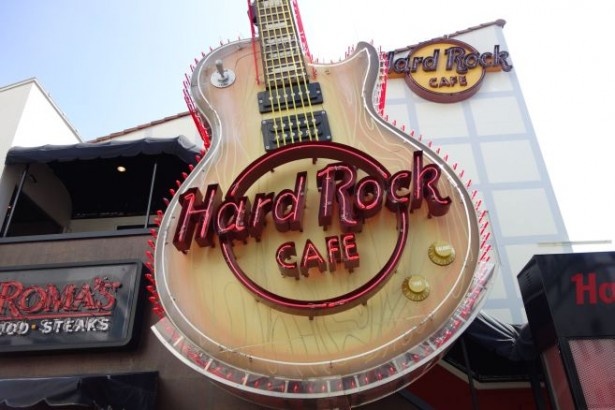 ハードロックカフェは世界55ヶ国140店舗それぞれがオリジナルレシピによるハンバーガーを提供している