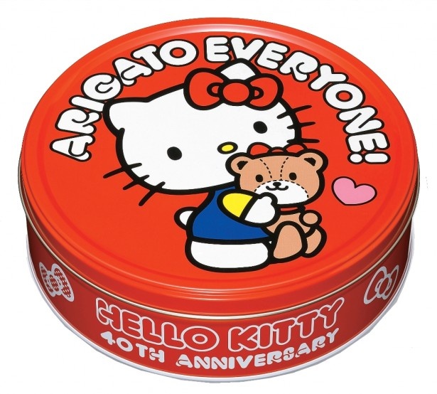 ココアクッキー缶は、おすまししているようなハローキティと笑顔のタイニーチャムのデザイン