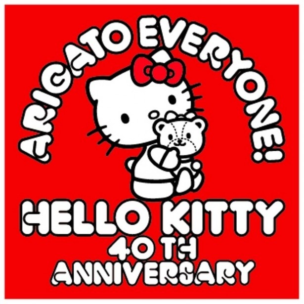 3色で描かれたハローキティ誕生40周年記念マーク