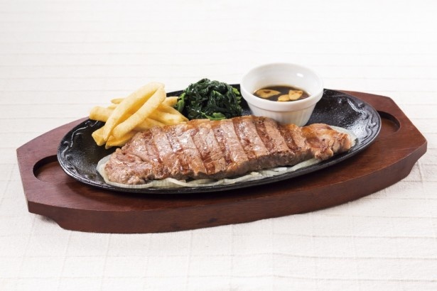 【写真を見る】「大麦牛のサーロインステーキ」の大麦牛は肉の旨みと柔らかさに定評がある。ソースは、にんにく醤油とおろしソースの2種類を選択できる