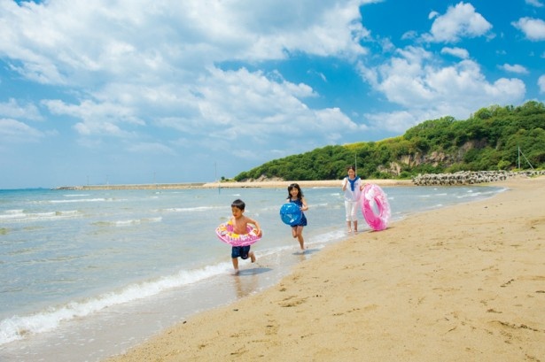 姫路的形海水浴場は白浜の海岸が約500mも続く美しいビーチ。遠浅で、子供の海水浴デビューにもってこい！