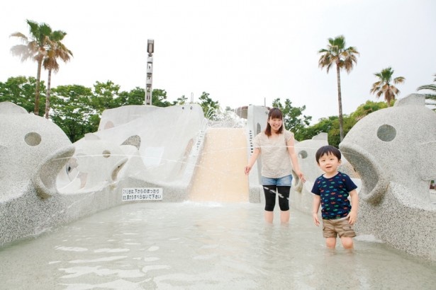 海やプールがちょっとまだ早い小さい子供がいる家庭は、水遊び公園で思いっきり遊ぼう！