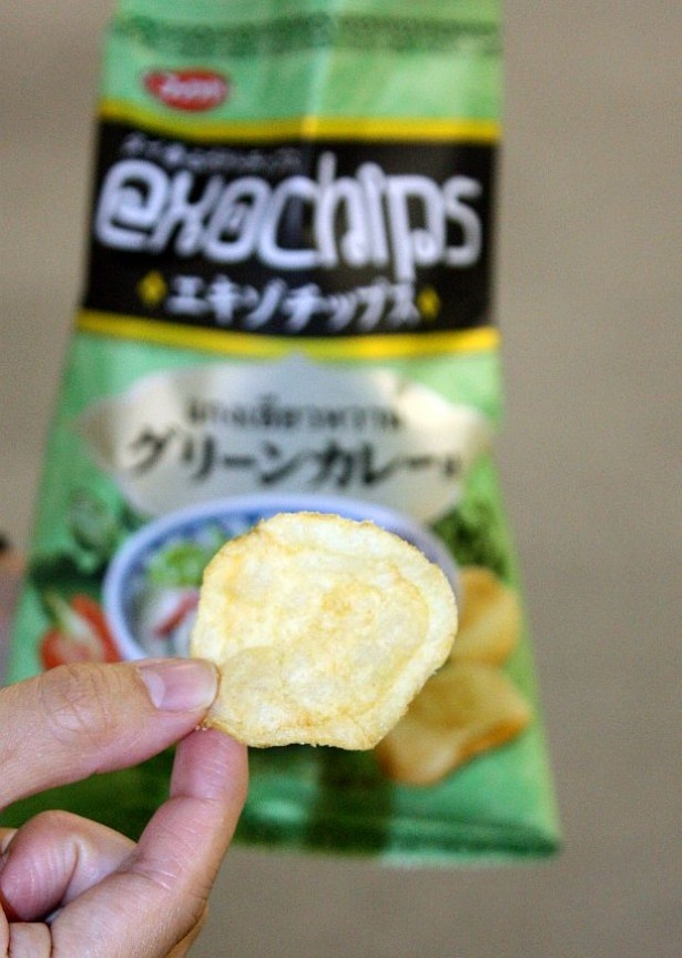 【写真を見る】「エキゾチップス グリーンカレー味」はコク深い味わい！