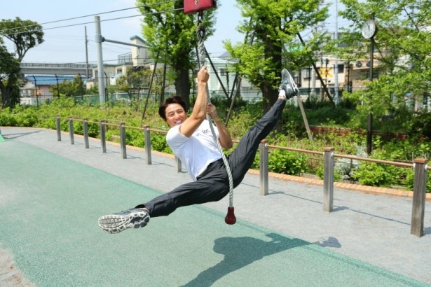 池谷幸雄が「健康になれる公園の遊び方」を伝授！吊りロープを使って、レッツぶら下がり健康法！