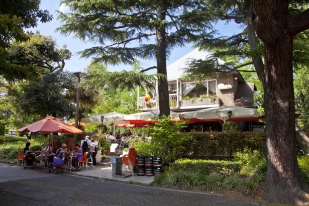 世界のビールを楽しめる、都内のオアシス「ビアテラス1949日比谷サロー」は日比谷公園内にあるパークカフェ