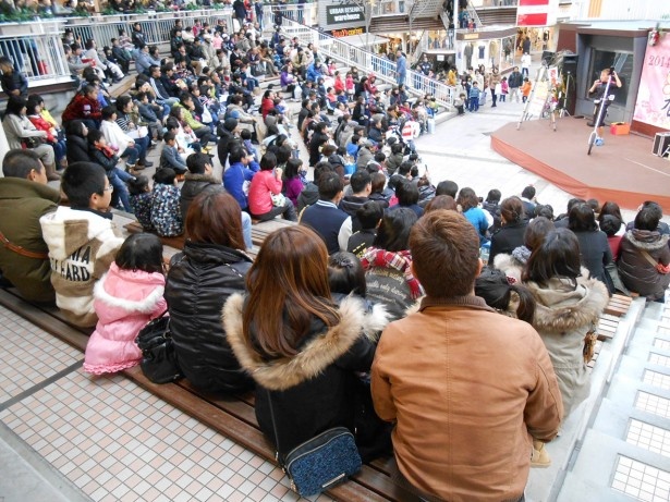 三井アウトレットパーク 大阪鶴見では、大道芸イベントや音楽ライブも実施