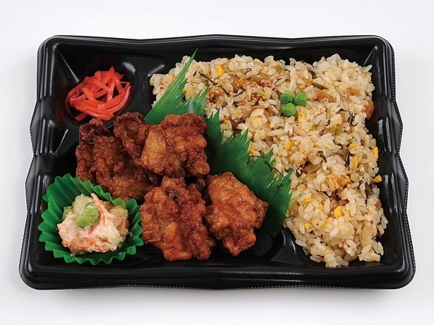 「阿蘇高菜炒飯と唐揚げ弁当」は、ボリューム満点の唐揚げと炒飯の組み合わせが美味！