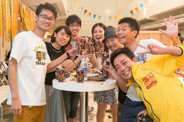 イベント時、商品を片手に笑顔を見せるビール愛好家たち
