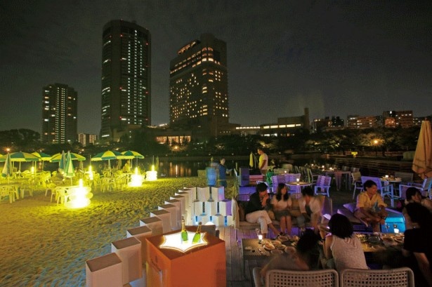 「AVALON Beach Osaka」白い砂が敷き詰められ、会場はビーチそのもの！