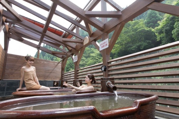 「貴船温泉 水源の森 天山之湯」屋上露天風呂からは緑豊かな貴船の自然が一望できる
