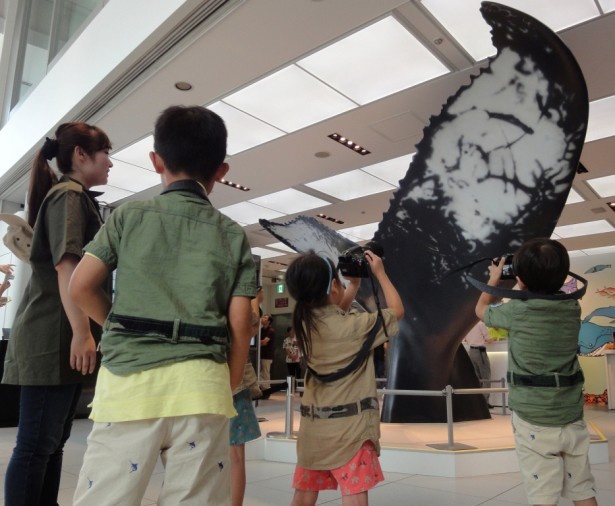 【写真を見る】天井まで届きそうなほど大きなザトウクジラの尾の模型