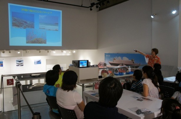 沖縄美ら海水族館の飼育員が毎週異なるテーマで解説