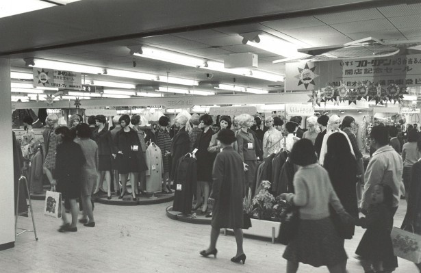 1968年に開店記念で開催されたセールの様子