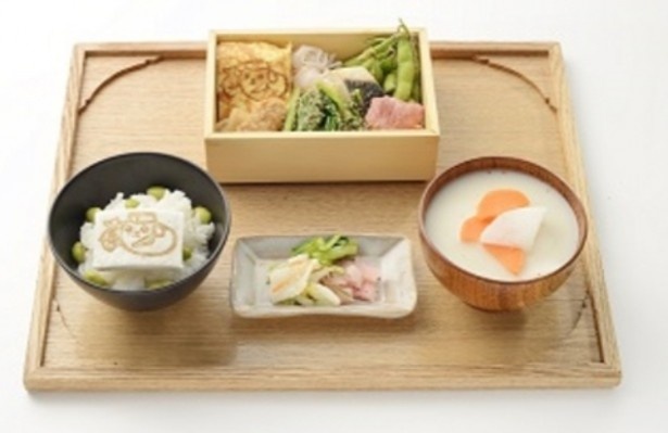 【写真を見る】豆しばがご飯から出てきそうな「豆三郎の豆しば御膳」てぬぐい付き(税別1980円)