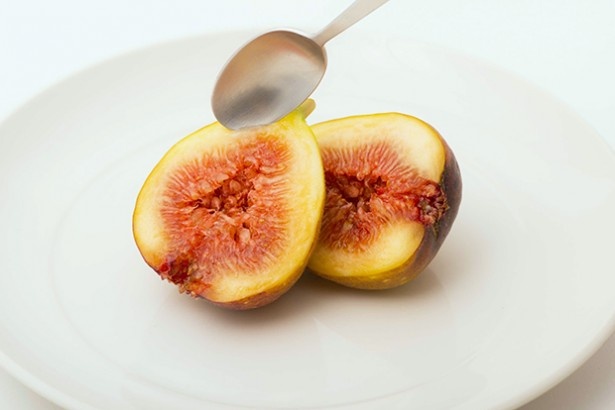 半分に切って、スプーンで食べるのもおすすめ