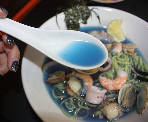 「水神リヴァイアサンの冷やし大海嘯麺」のスープは意外とさっぱり味!?