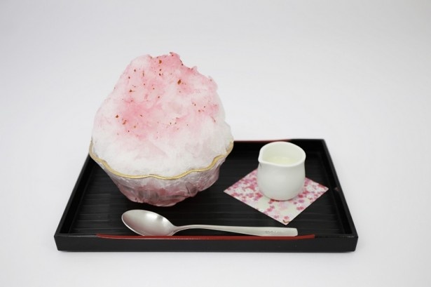 今夏、人気を博したかき氷「夏桜」(918円)。桜あんを使用した自家製シロップの虜になる人が続出！