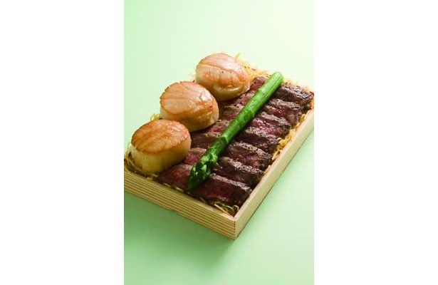 肉厚のホタテとジューシーな和牛弁当！「大きな野付産ホタテとふらの和牛ステーキ弁当」(1995円)