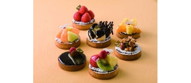 福岡で話題の店が銀座にやってくる「フルーツキャラメルタルト」(各378円)