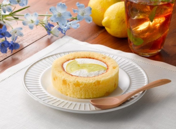 ローソンのプレミアムシリーズの中でも特に人気の高いロールケーキを、塩＆レモンで爽やかにアレンジ！「プレミアム 塩とレモンのロールケーキ」