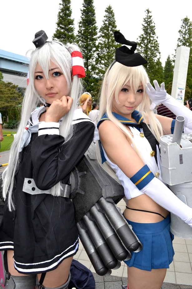 「艦これ」の天津風に扮する華音さん(左)と島風に扮するひなむぎさん(右)