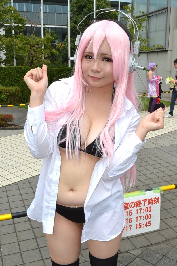 すーぱーそに子に扮する野坂ゆうさん