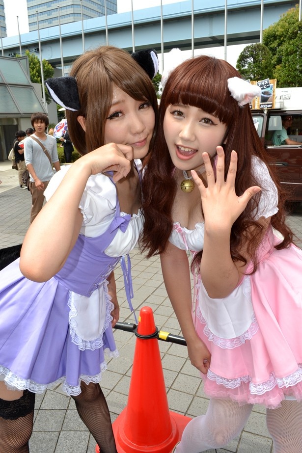 オリジナルの猫耳メイドに扮するにゃうさん(左)とぴょあさん(右)