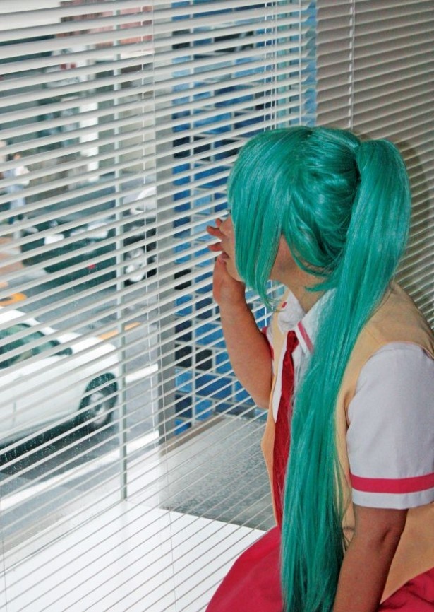 前日の雨模様を憂うコスプレイヤー。昨夏の総動員数は過去最大規模の59万人！今年はどうなるのか？
